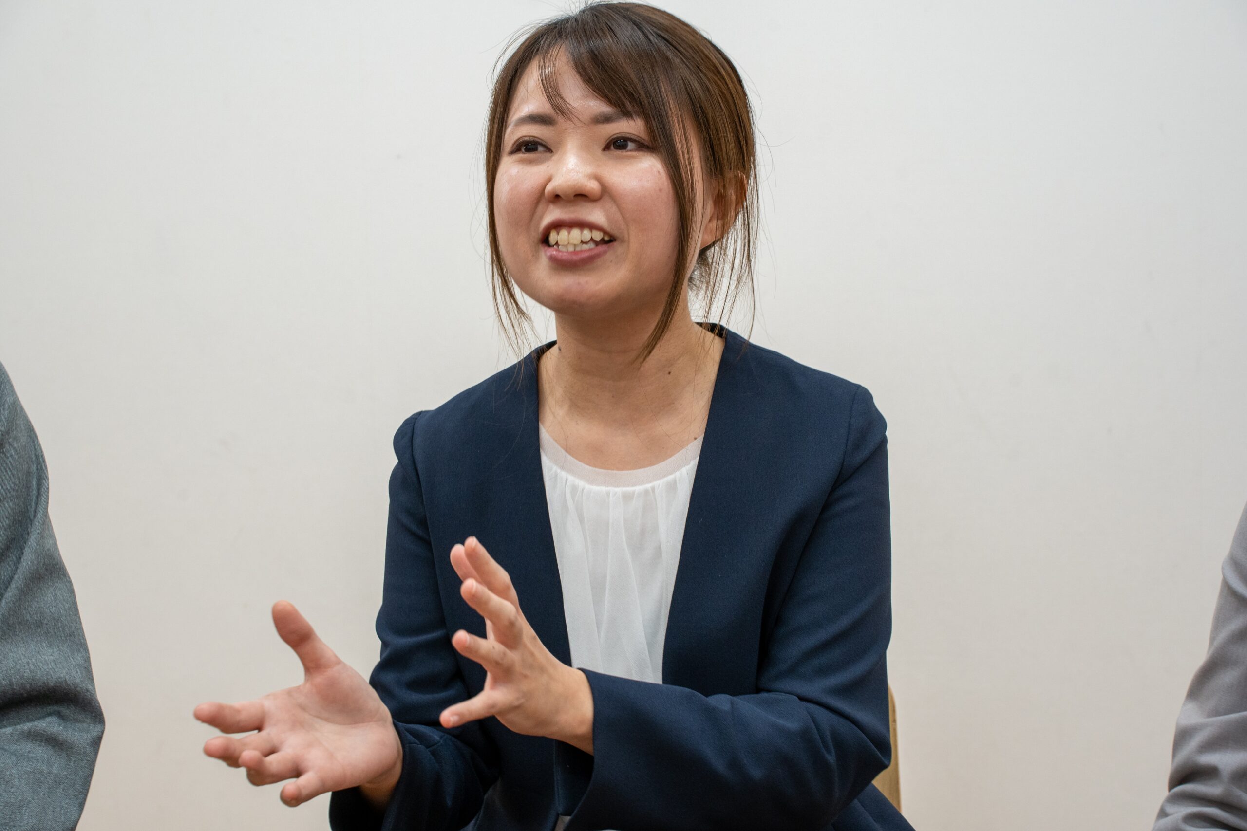 会社会社アップのインタビューの様子