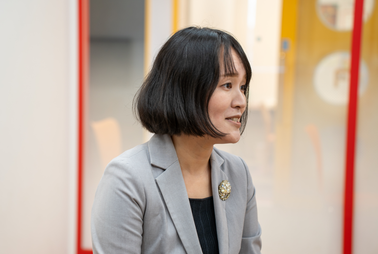 会社会社アップのインタビューの様子