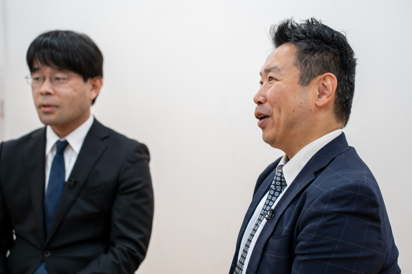 会社会社アップのインタビューの様子