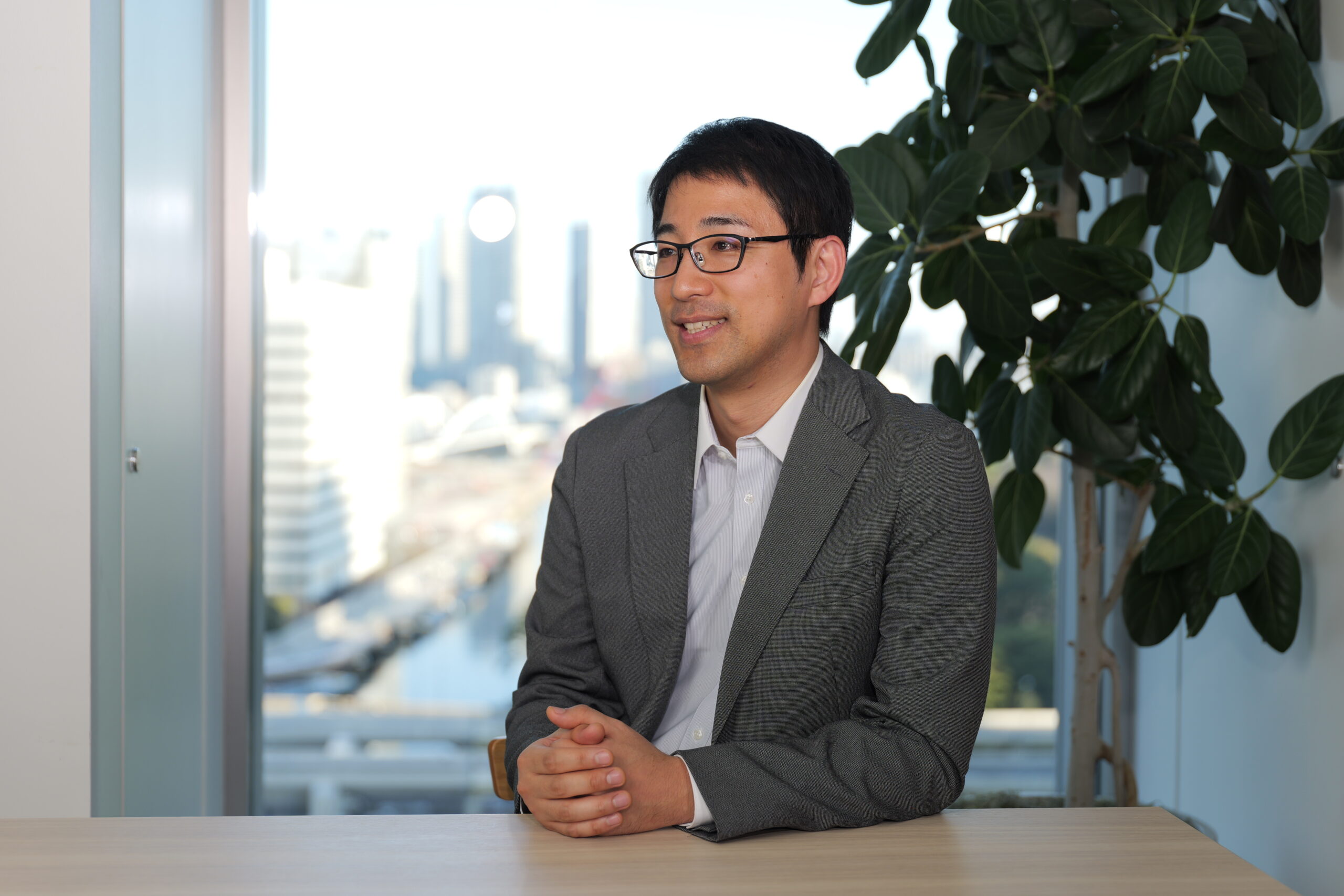 加藤様がインタビューを受けられる様子