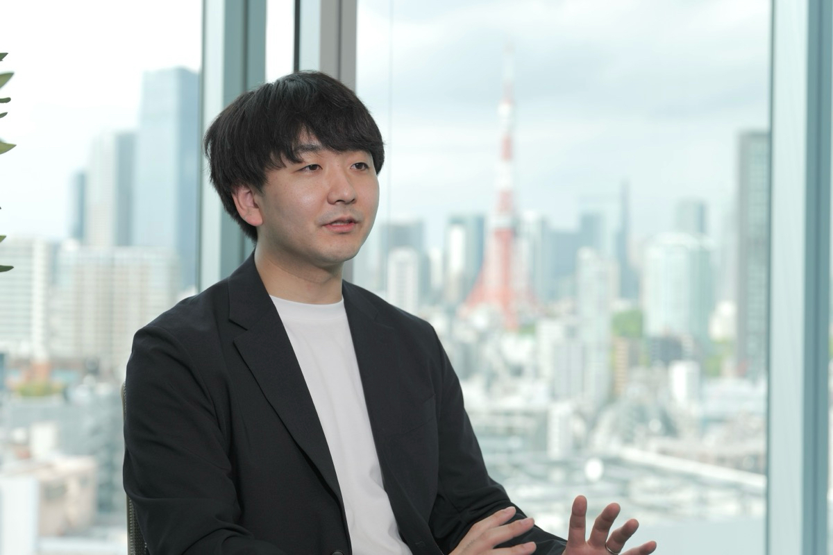 堀川様がインタビューを受けられる様子