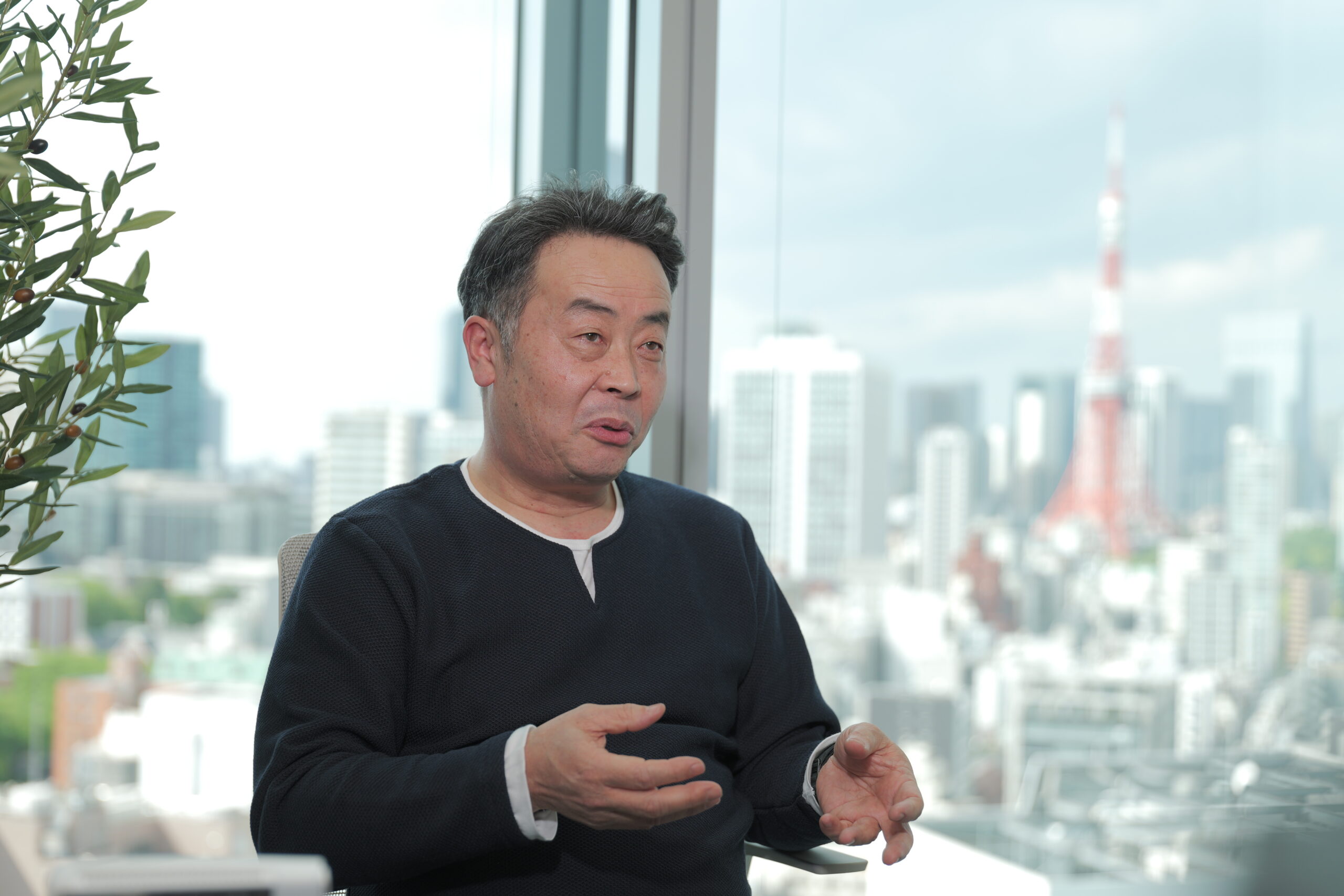 前田様がインタビューを受けられる様子