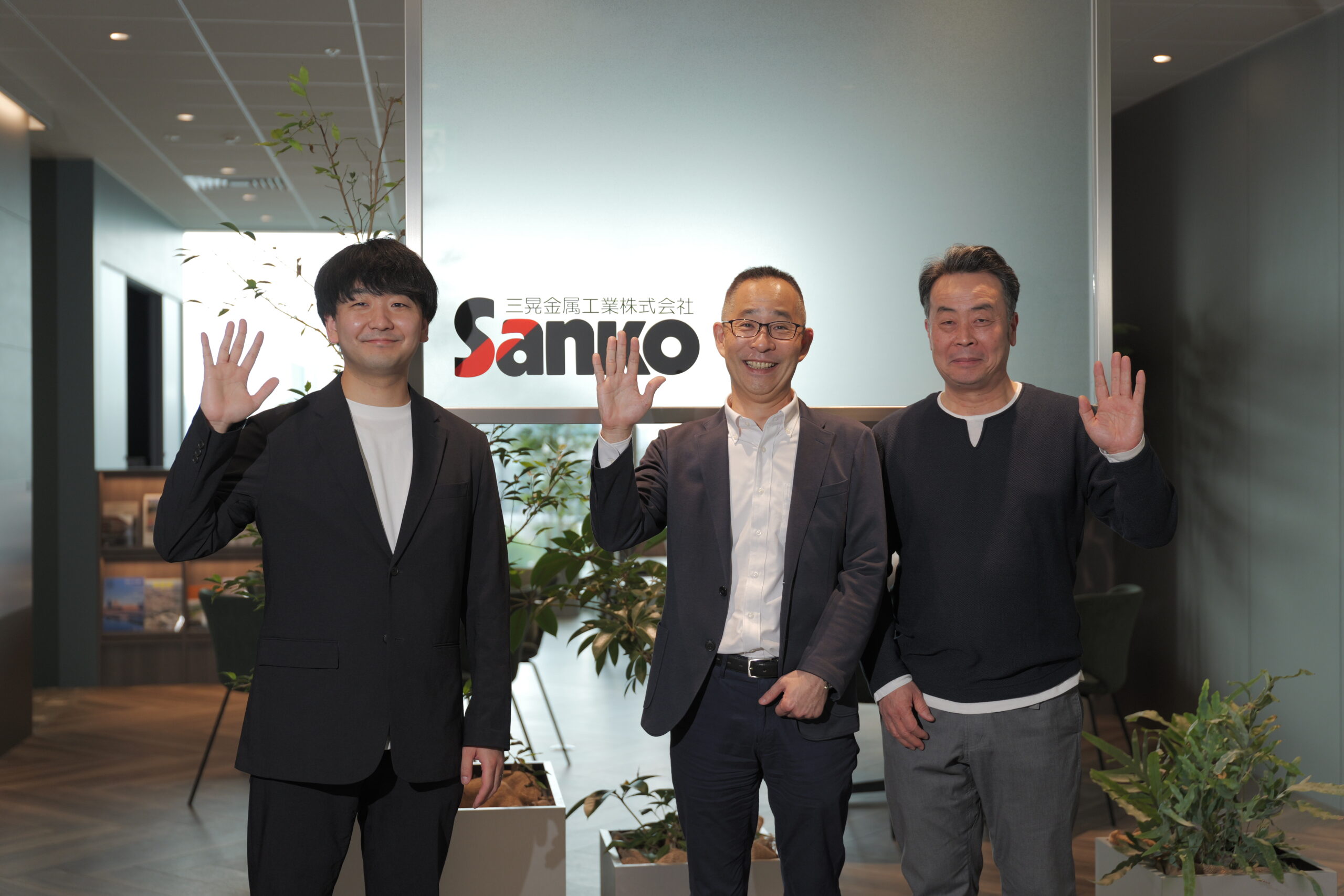 三晃金属工業株式会社・BPX班メンバーの集合シーン